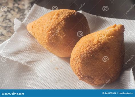 Comida Frita Tradicional Brasileira Coxinha Em Uma Toalha De Papel