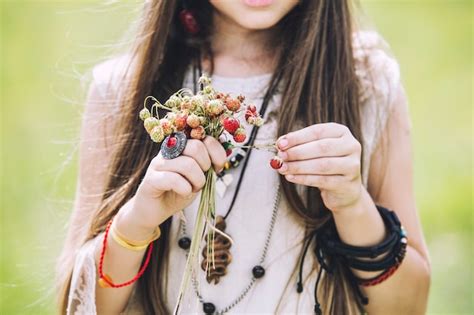 Uma Menina Linda E Feliz Na Natureza Os Morangos No Estilo Hippie