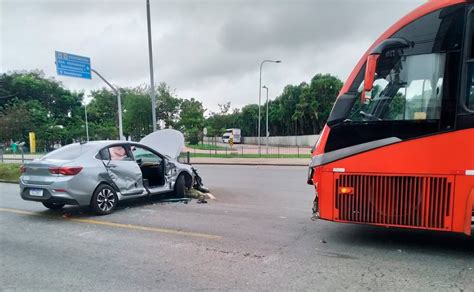 Irm S Tentam Fazer Retorno Em Frente Rodovi Ria E Ficam Feridas Ao