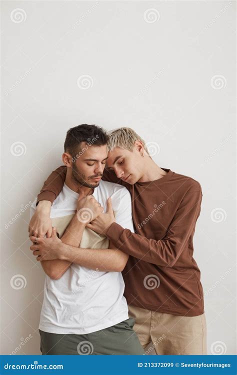 Couple Gay Moderne Embrassant Contre Blanc Image Stock Image Du Fermer Sexualit