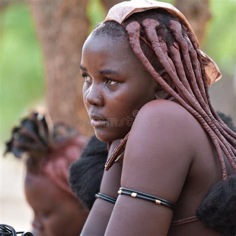 Retrato De La Mujer De Himba Namibia Foto Editorial Imagen De Cubo