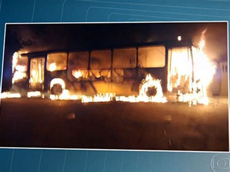 G1 Ônibus é incendiado após ataque em Cotia na Grande São Paulo