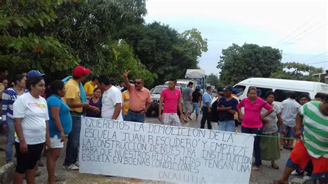 Bloquean La Carretera Acapulco Zihuatanejo Exigen Reconstruir Una