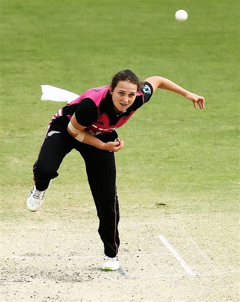 Amelia Kerr bowls | ESPNcricinfo.com