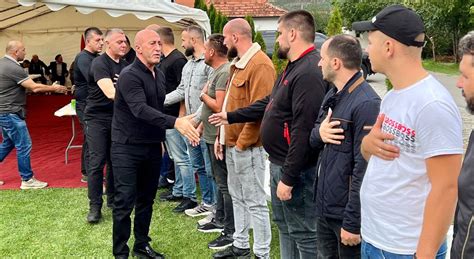 Haradinaj shkon për ngushëllime te familja e policit të vrarë Bunjaku