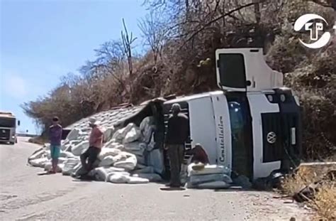 Caminh O Carga De Sacolas Pl Sticas Tomba Na Serra Do Teixeira Pb