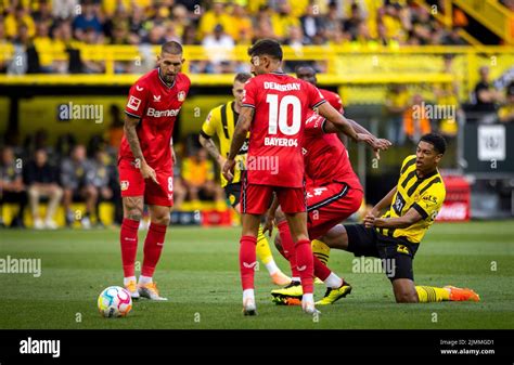 Jude Bellingham Bvb Leitet Das Erste Tor Ein Borussia Dortmund