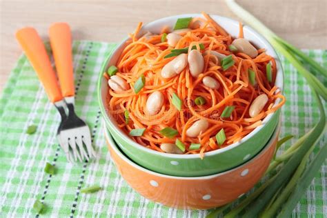 Salade Van Verse Wortelen Met Witte Bonen En Groene Uien Stock Foto