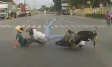 Motorcyclist Runs Red Light And Smashes Into Scooters Sending Riders