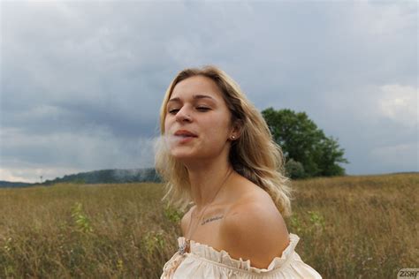 Sweet Blonde Babe Showing Off Her Natural Tits Jezebel Madd Photos