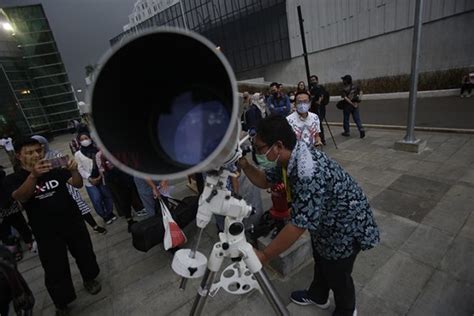 Foto Warga Gagal Menikmati Gerhana Bulan Total Akibat Hujan Di Jakarta