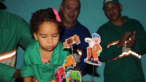 Menina Se Emociona Ao Ganhar Festa De Anos Homenagem A Garis