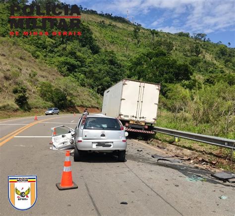 URGENTE Acidente entre carro e caminhão deixa motorista gravemente