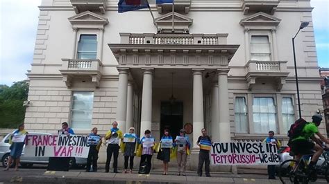 London Ukrainians protest against France’s sale of warships to Russia ...