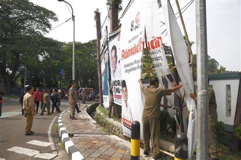 Satpol PP Tertibkan Reklame Liar Yang Ganggu Keindahan Kota ANTARA