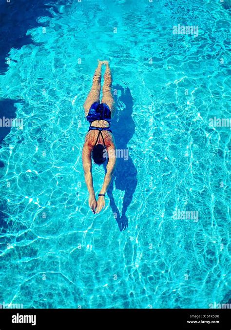 Mujer Nadar En Una Piscina Al Aire Libre En Un Día Soleado