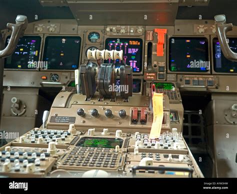 Boeing 747 Cockpit High Resolution Stock Photography and Images - Alamy