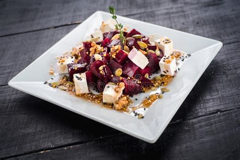 Salada De Beterraba Queijo E Molho Em Fundo De Madeira Imagem De