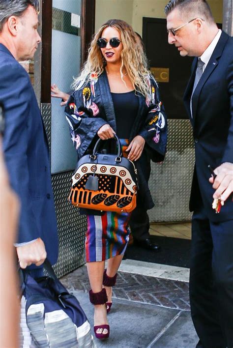 Beyonc Arriesga Con Un Particular Look Y Falla Woman