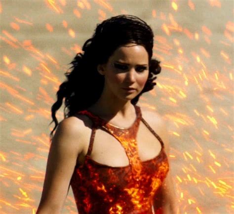 The Hunger Games Catching Fire Review Roundup Jennifer Lawrence Is Powerfully Convincing