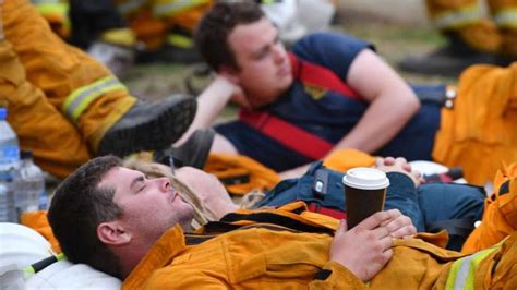 Brände in Australien wüten weiter Feuerwehrleute erschöpft