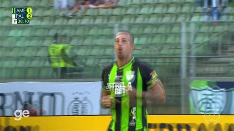 Vídeo Aos 38 min do 1º tempo gol de falta de Nicolas do América MG