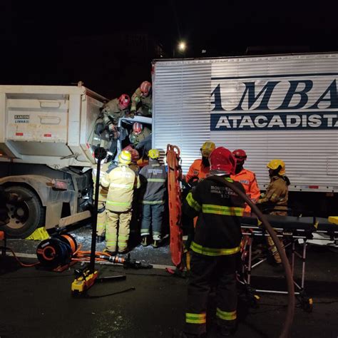 Homem Prensado Na Cabine Ap S Acidente Entre Caminh Es No Anel