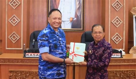 Gubernur Koster Serahkan Hibah Tanah Seluas 2 2 Hektare Ke TNI AU