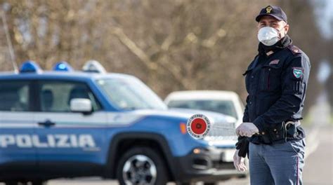 Girava In Auto Con Manganello Vietato La Polizia Lo Ferma E Glielo