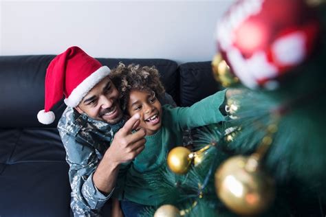 Un Soldat En Uniforme Surprend Sa Fille Et Célèbre Les Vacances De Noël