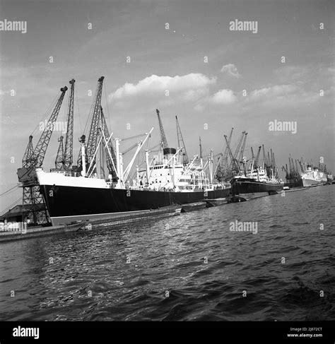 Docks London 1960s Hi Res Stock Photography And Images Alamy