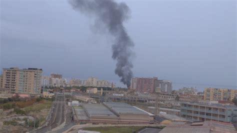 Palermo Incendio Di Rifiuti E Nube Nera Alla Foce Del Fiume Oreto