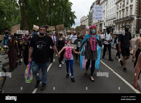 Miles de personas transgénero y sus partidarios marchan a través del