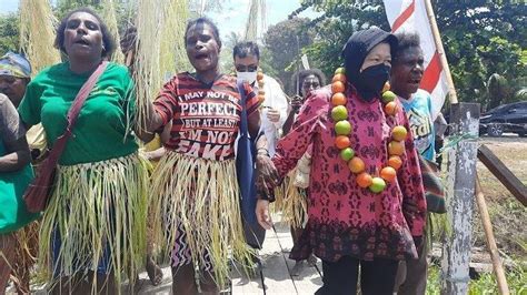 Mensos Risma Ke Sarmi Papua Bawa Bantuan Rp Juta Disambut Tarian