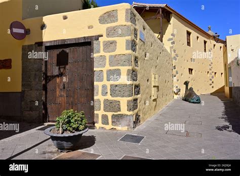 Antiguo Edificio Tradicional Junto A La Escultura De La Estatua De