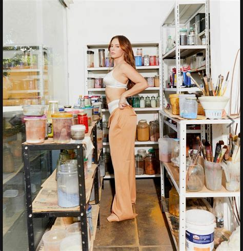 Paolla Oliveira Para Web Ao Posar De Lingerie Em Meio A Latas De Tintas Perfeita Demais