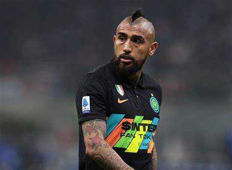 Vidal tem casa invadida na Itália e carro de R 2 5 milhões roubado