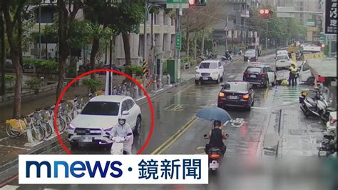 A機車害她逆撞警車 肇逃！女駕駛辯稱：不知情｜鏡新聞 Youtube