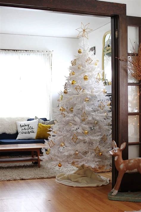 20 Lovely Minimalist Christmas Tree Ideas for A Simple Yet Elegant Holiday