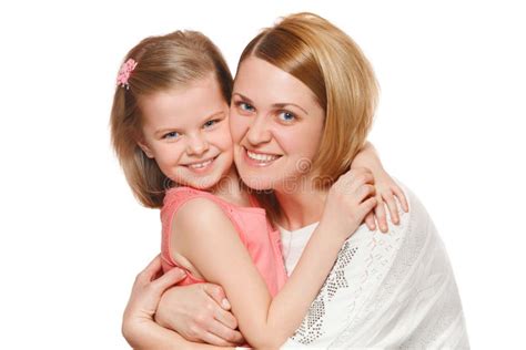 Abrazo Feliz De La Madre Y De La Hija Aislado En El Fondo Blanco Foto