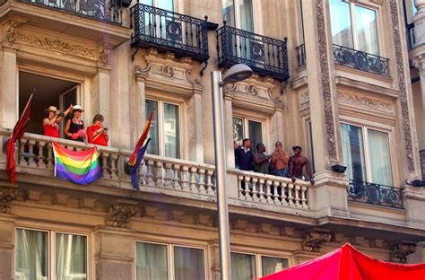 Balcón con la bandera del orgullo gay