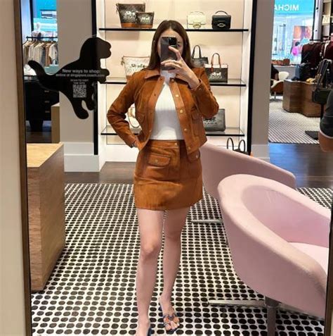 4 Gaya Aura Kasih Mirror Selfie Pamer Body Goals Bikin Salfok Makin Hot E Kompas ID