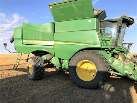 John Deere S680 Combine