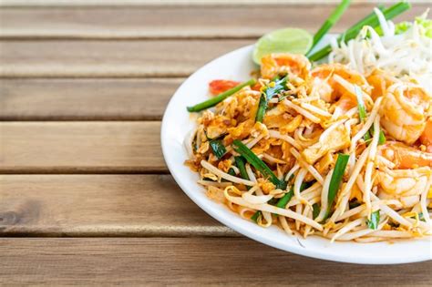 Pad Thai Fideos De Arroz Salteados Con Camarones Foto Premium