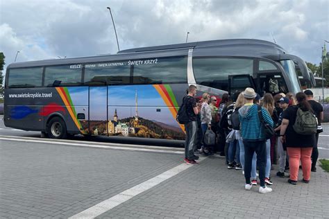 Turyści chwalą bezpłatny autobus na Święty Krzyż