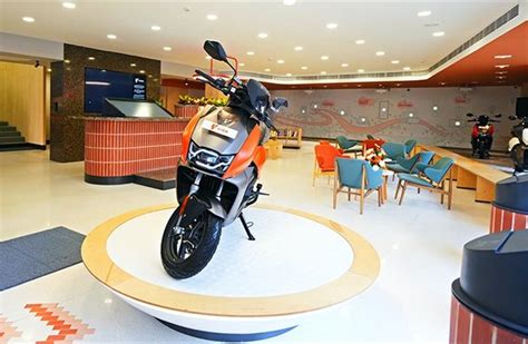 Hero MotoCorp opens first Vida EV showroom in Bengaluru | Autocar ...