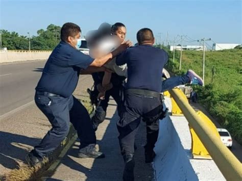 Policías Municipales Salvan A Una Mujer Que Amenazaba Con Tirarse De Un Puente En Culiacán