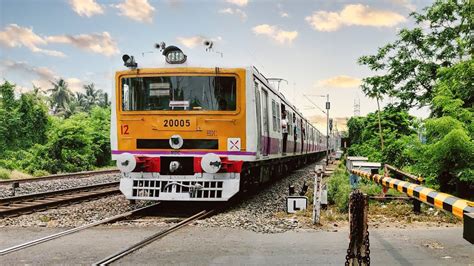 Extremely Dangerous Speed Emu Local Train Furious Attack At Railgate