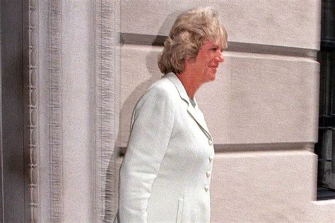 Camilla Parker Bowles en manteau blanc et sac à main noir