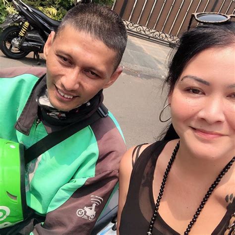 Artis Cewek Yang Foto Bareng Pengemudi Ojek Online Ramah Abis